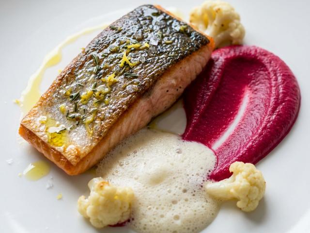 Saibling mit Rote-Bete-Püree und Blumenkohlröschen